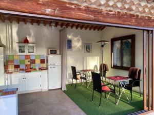 cocina y comedor con mesa y sillas en Une Pause en Provence, en Le Beausset