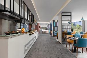 un ristorante con lungo corridoio, tavoli e sedie di Four Points by Sheraton Boracay a Boracay