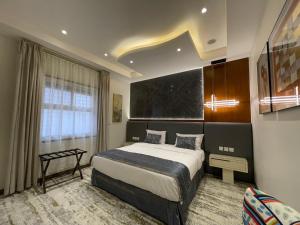 een slaapkamer met een groot bed en een raam bij شقق خاصه بطابع حديث وفندقي - تسجيل ذاتي Private apartments with modern vibes - self checkin in Riyad