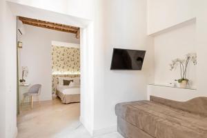 Una sala de estar con un sofá y un dormitorio. en i Fiori de' Mario Suites, en Roma 23 fotos más