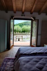 una camera da letto con porta aperta su un patio di Agriturismo Il Moro ad Angolo Terme