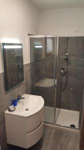 een badkamer met een witte wastafel en een douche bij Agriturismo Il Moro in Angolo Terme