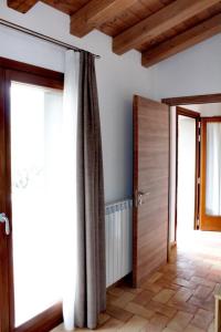 een kamer met een houten deur en een raam bij Agriturismo Il Moro in Angolo Terme