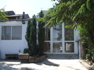 uma casa branca com uma árvore em frente em Obradoiro em Sarria