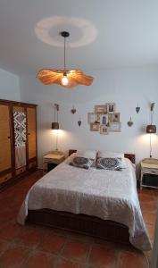 1 dormitorio con 1 cama con 2 mesas y techo en Le Petit Patio, en Aigues-Mortes