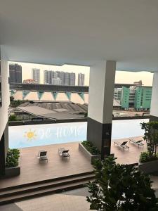 un bâtiment avec un panneau indiquant « rentre chez toi » dans l'établissement Twin Tower Johor Bharu JCHome By MWM, à Johor Bahru 11 autres photos