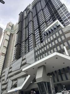 un grand bâtiment avec de nombreuses fenêtres en face dans l'établissement Twin Tower Johor Bharu JCHome By MWM, à Johor Bahru