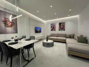 Platinum River Apartments في Potamós: غرفة معيشة مع أريكة وطاولة