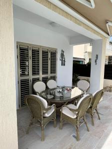 uma sala de jantar com mesa e cadeiras em 3 bedrooms villa with sea view private pool and enclosed garden at Kissonerga 4 km away from the beach em Kissonerga