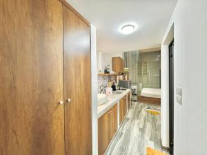 Cuisine ou kitchenette dans l'établissement Peaceful home-Cozy-Westlake