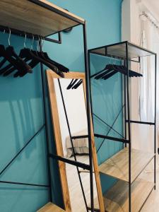 una vitrina de cristal en una habitación con sombrillas en Casa La Ola Azul, en Alicante