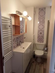 Appartement saisonnier Orcières Merlette في أورسيير: حمام صغير مع مرحاض ومغسلة