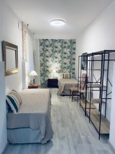 1 dormitorio con 2 camas y 1 litera en Casa La Ola Azul, en Alicante