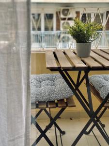 una mesa de picnic de madera con una maceta. en Casa La Ola Azul, en Alicante