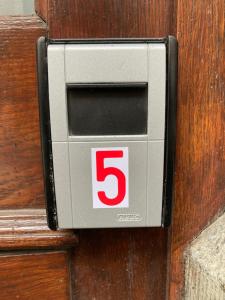 reloj despertador digital en una puerta de madera en Gîte d'Avalon Appartement 5, en Dinant