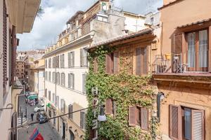 un edificio cubierto de hiedra en una calle de la ciudad en i Fiori de' Mario Suites, en Roma