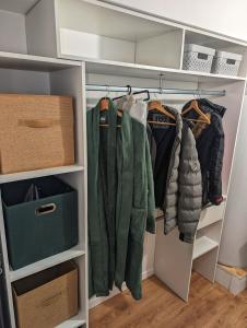 un armario lleno de mucha ropa en Logements Ault - Détente et Confort en Baie de Somme, en Ault