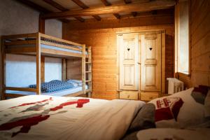 een slaapkamer met 2 stapelbedden en een deur bij Gite des Rousses d'Amont - 15 personnes in Les Rousses
