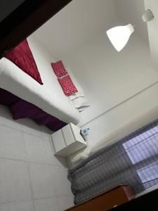an overhead view of a bedroom with a bed and a lamp at Habitación por días in Catarroja
