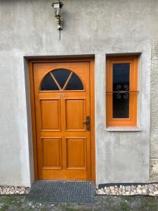 uma porta de madeira e uma janela num edifício em Apartmán Putim em Písek