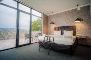 Un pat sau paturi într-o cameră la Hotel Day Inn