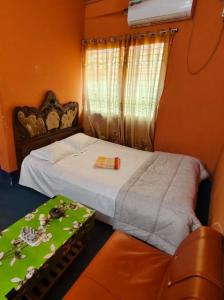達卡的住宿－Hotel Al-Hayat Abasik，客房设有两张床、一张桌子和一扇窗户。