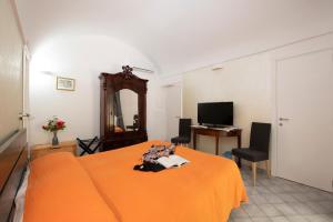una camera con un letto e una coperta arancione di Sol Levante ad Amalfi