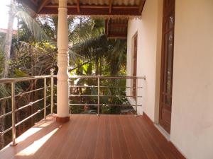 - un balcon d'une maison avec une terrasse couverte en bois dans l'établissement D2 Holiday Inn, à Badulla