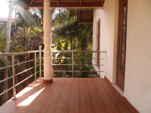 einen Balkon eines Hauses mit einer Holzveranda in der Unterkunft D2 Holiday Inn in Badulla
