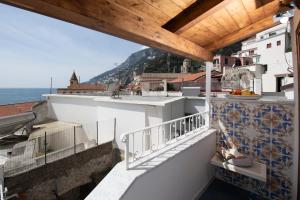 een balkon met uitzicht op de oceaan bij Sol Levante in Amalfi