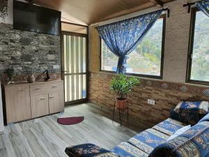 a living room with a couch and two windows at Casa Vacacional Lupe in Vallehermoso