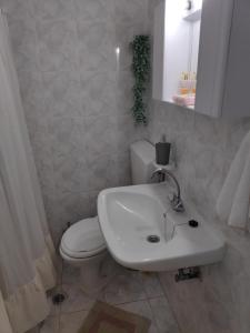Un baño con un inodoro blanco y un lavabo. en Mary's Home, en Kalamata 19 fotos más