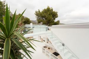 desde el balcón de una casa con una planta en Villa glamur en Les Botigues de Sitges 