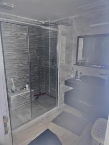 a bathroom with a glass shower and a sink at Appartement Luxe F4 Bordj El kiffan in Fort de lʼEau