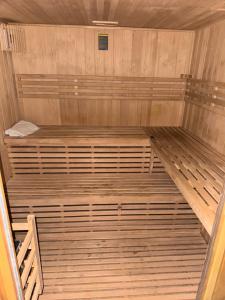 a large wooden sauna with a wooden at Appartement Luxe F4 Bordj El kiffan in Fort de lʼEau