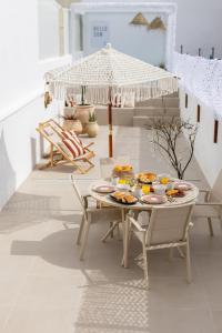 ヴィラ・ド・コンデにあるBlue House- am Strand von Vila do Conde, Portoの食器 +45枚の写真