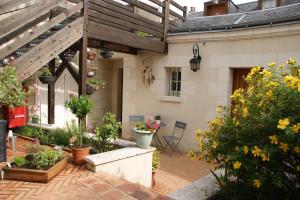 eine Terrasse mit Blumen und Pflanzen auf einem Haus in der Unterkunft Gabriel Hotel Chinon in Chinon