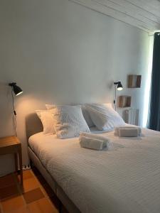 um quarto com uma cama com duas toalhas em Terracotta - Belle maison, 2 chambres, jardin - Plages et commerces à pied em Le Croisic