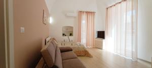 TV a/nebo společenská místnost v ubytování de Lucia Affittacamere - Elegante appartamento storico nel cuore della città