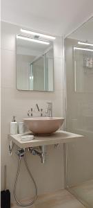 a bathroom with a sink and a mirror at de Lucia Affittacamere - Elegante appartamento storico nel cuore della città in Terlizzi