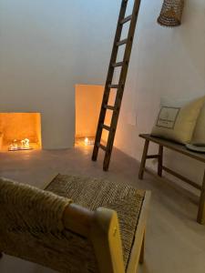 Zimmer mit einer Leiter, einem Sofa und einem Tisch in der Unterkunft L’Edicola Votiva in Casarano