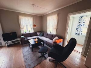 a living room with a couch and a table at Hagusane Feriehus in Lærdalsøyri