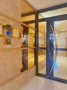 einen Aufzug in einem Gebäude mit Glastür in der Unterkunft Superbe appartement terrasse in Levallois-Perret