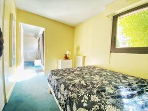 Schlafzimmer mit einem Bett und einem Fenster in der Unterkunft Superbe appartement terrasse in Levallois-Perret