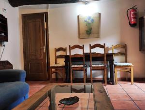 - un salon avec une table et des chaises dans l'établissement Apartamentos rurales Casa Xepo, à Rengos