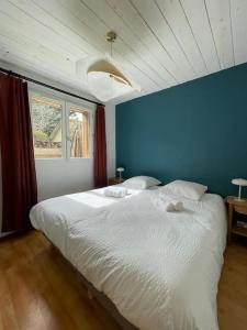 เตียงในห้องที่ Le cocon - Maison 2 chambres avec jardin - Tout à pied
