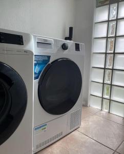 eine Waschmaschine mit einem TV darüber in der Unterkunft Le cocon - Maison 2 chambres avec jardin - Tout à pied in Le Croisic