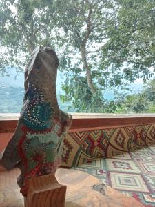 una estatua de un pájaro sentado en un balcón en Casa Musgo en Xilitla