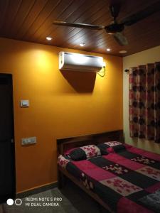 Giường trong phòng chung tại Guruprasad Homestay