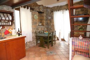 eine Küche mit einem Tisch in einer Steinwand in der Unterkunft Studio für 2 Personen ca 30 qm in Cefalù, Sizilien Nordküste von Sizilien in Cefalú